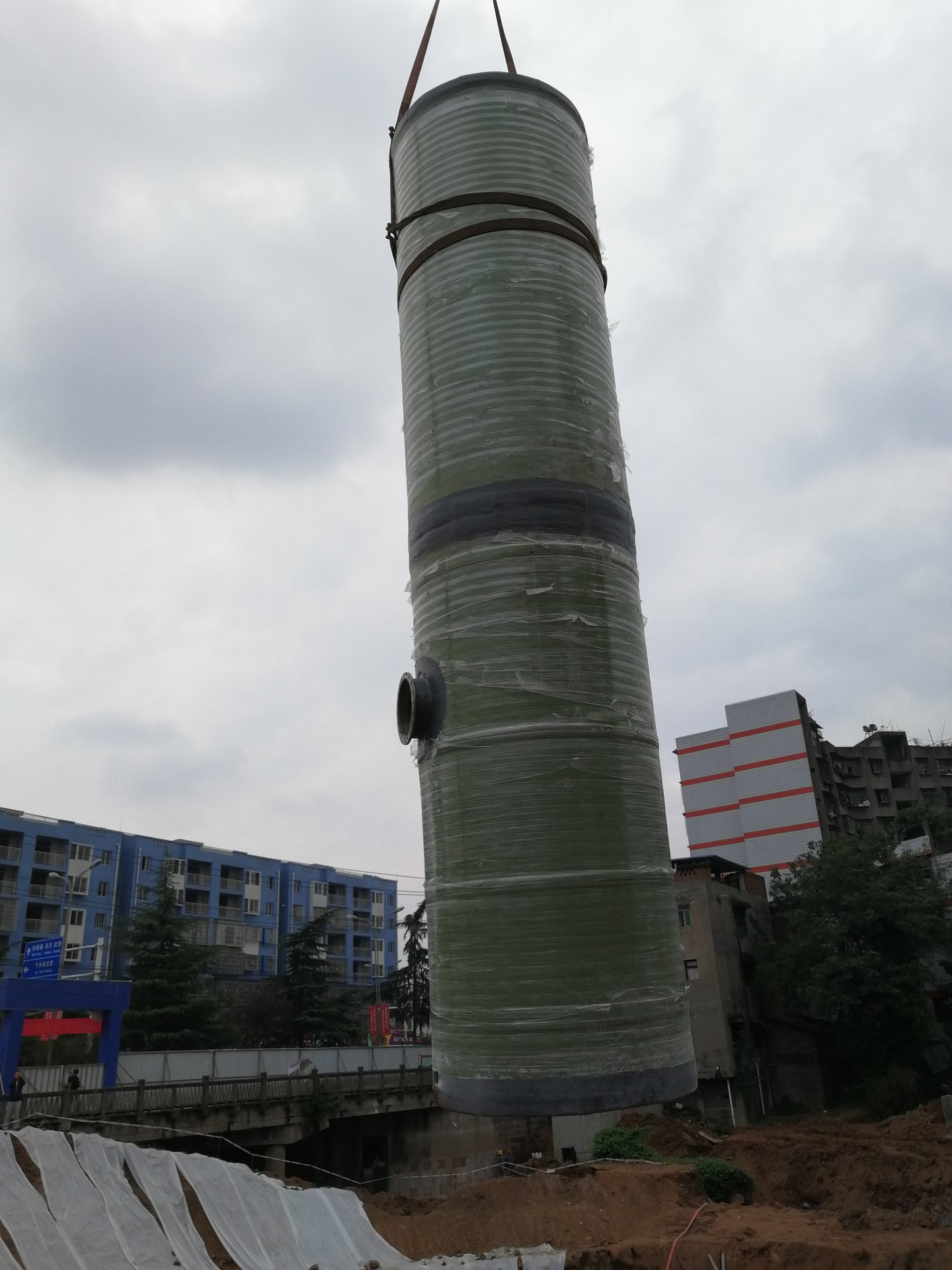 尼龙市政污水提升泵站筒体吊装进场