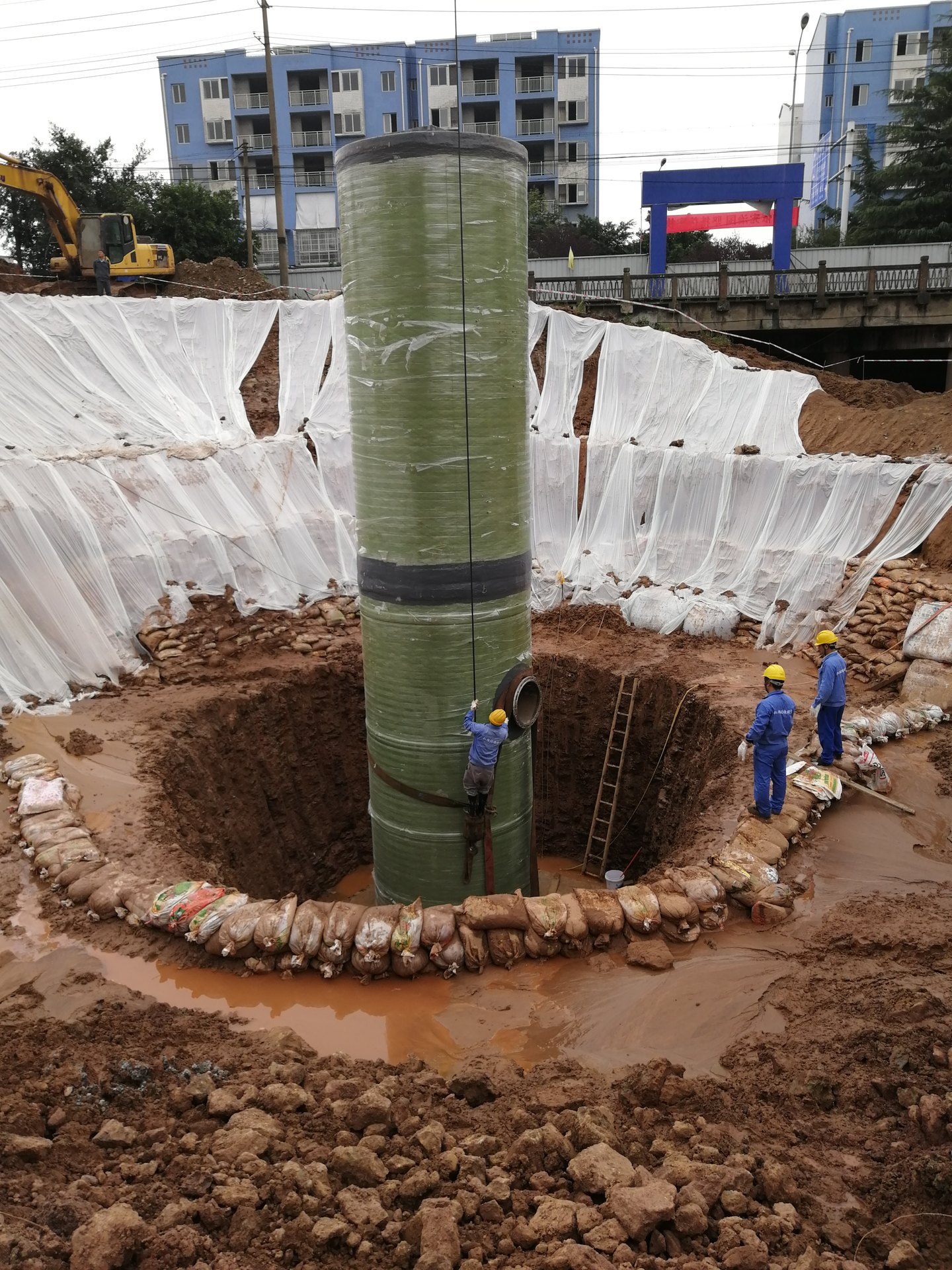 尼龙市政污水提升泵站筒体在基坑内安装