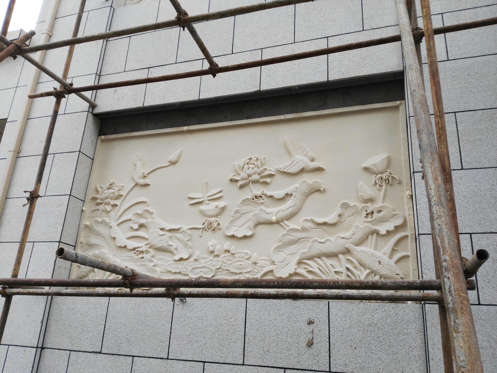 建筑外墙玻璃钢浮雕安装现场